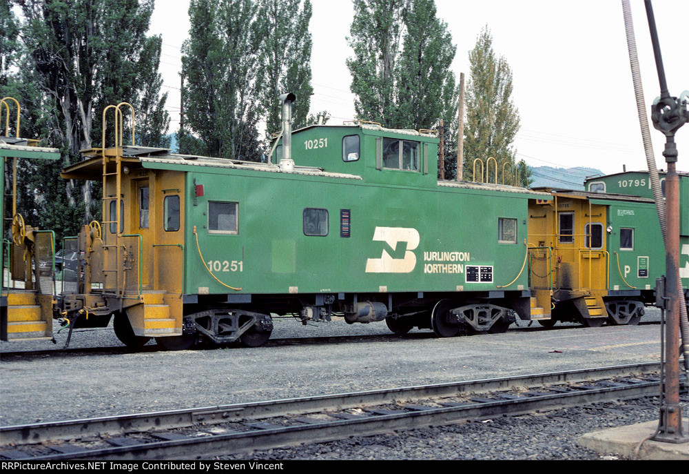 Burlington Northern caboose BN #10251